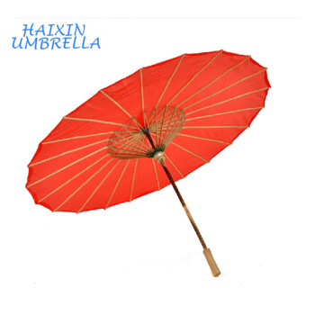 Style traditionnel chinois Zhejiang classique rouge personnalisé impression cadre en bambou huilé parapluie en papier avec poignée en bois droite